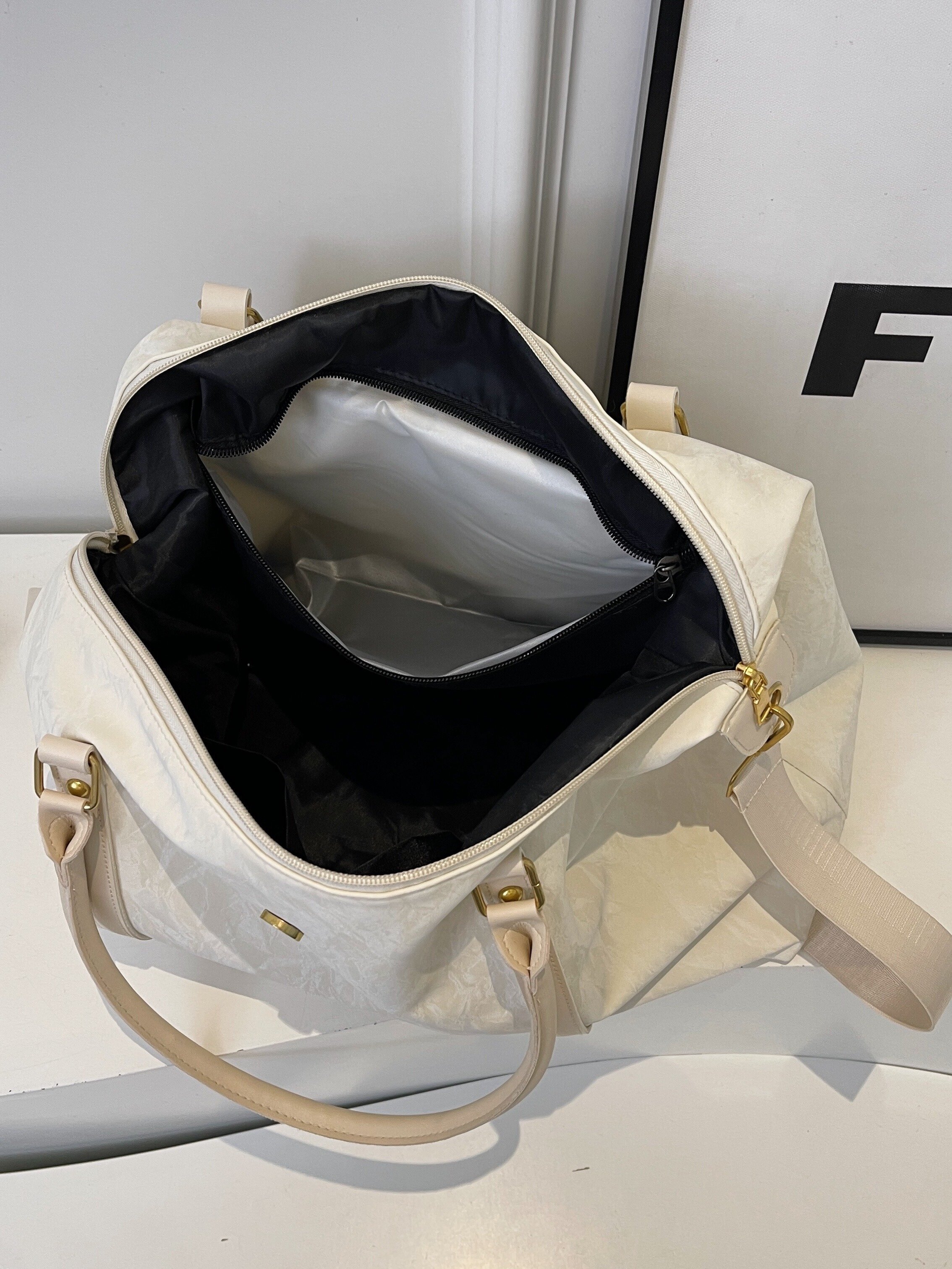 A large-capacity hand-held short-distance bag girl travels on a light-packed waterproof gym bag