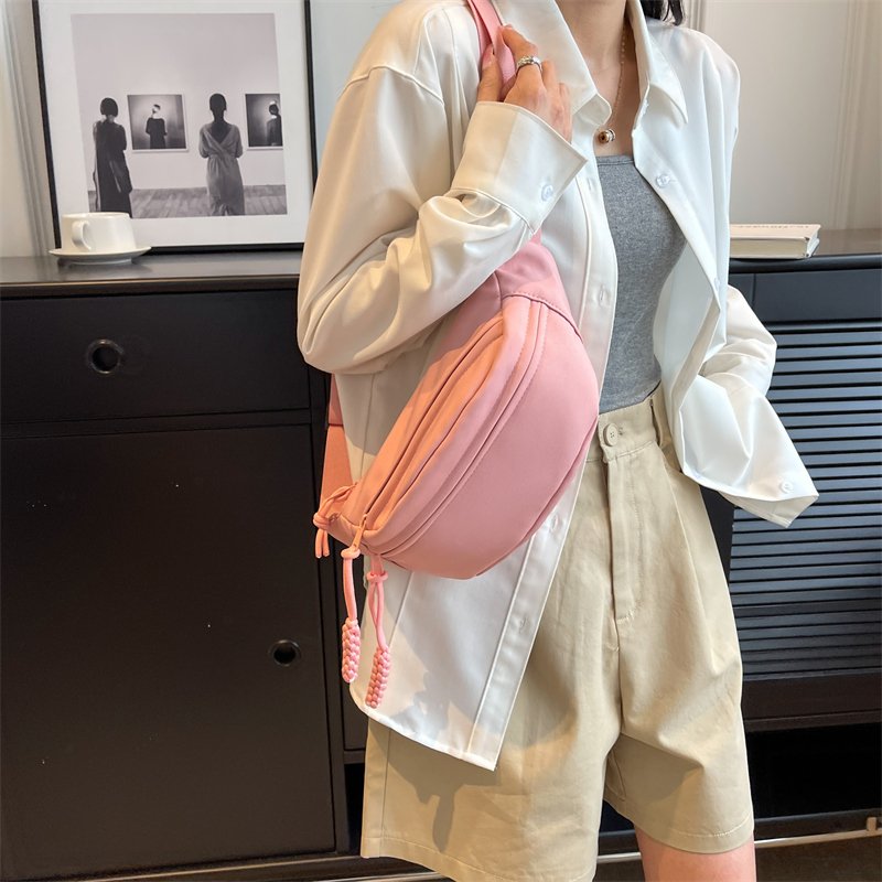 The red pecs bag for the girls' leisure movement, and the small rags and rags and rags and rags and rags and tacks