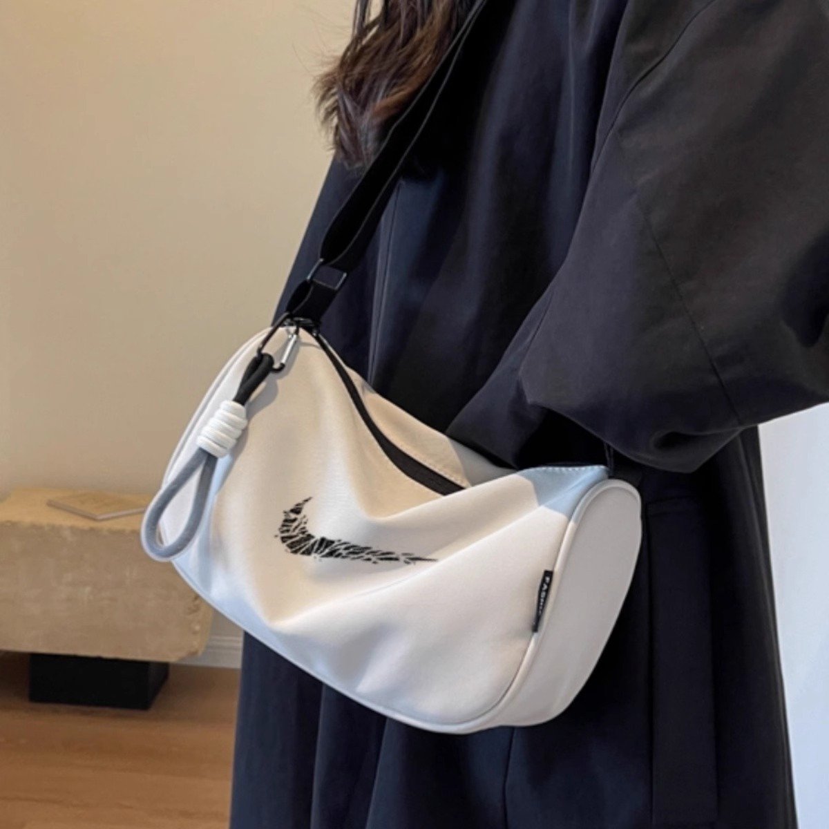 The U.S. dollar discount is a routing bag with a one-shoulder pillow bag