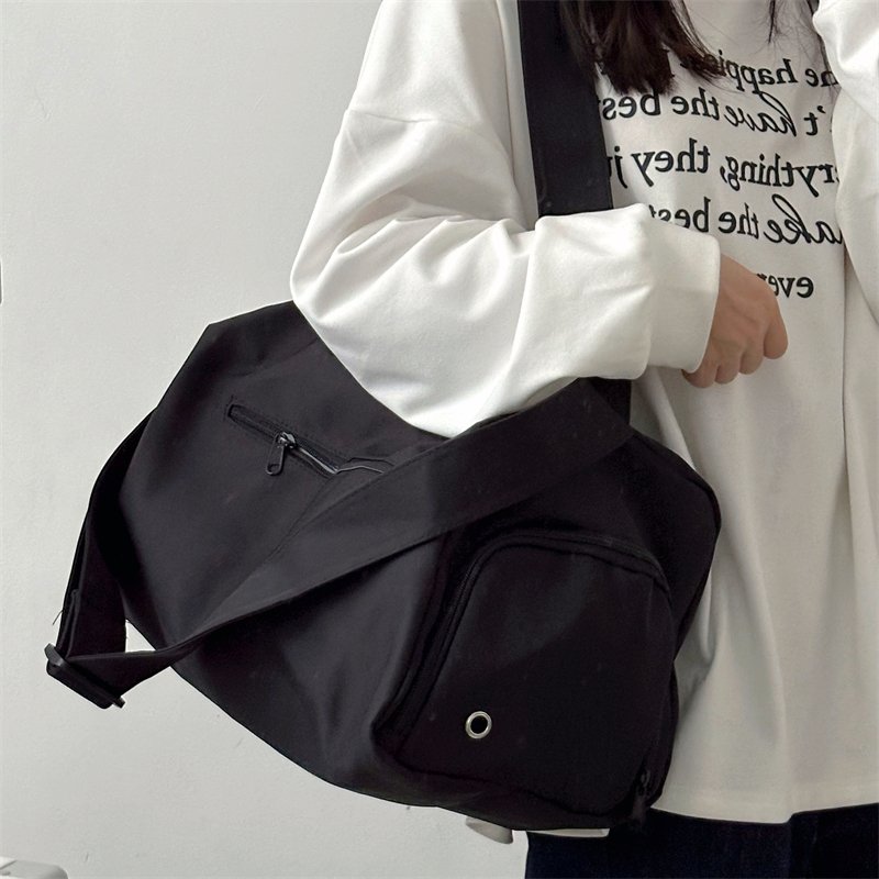 Korean short-distance bag with a large capacity of one-shoulder bag for sports and sports