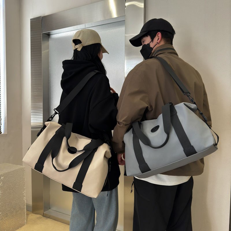 A bag bag of luggage for a yoga gym, a dry, wet and separate swimming bag for a man with one shoulder slash