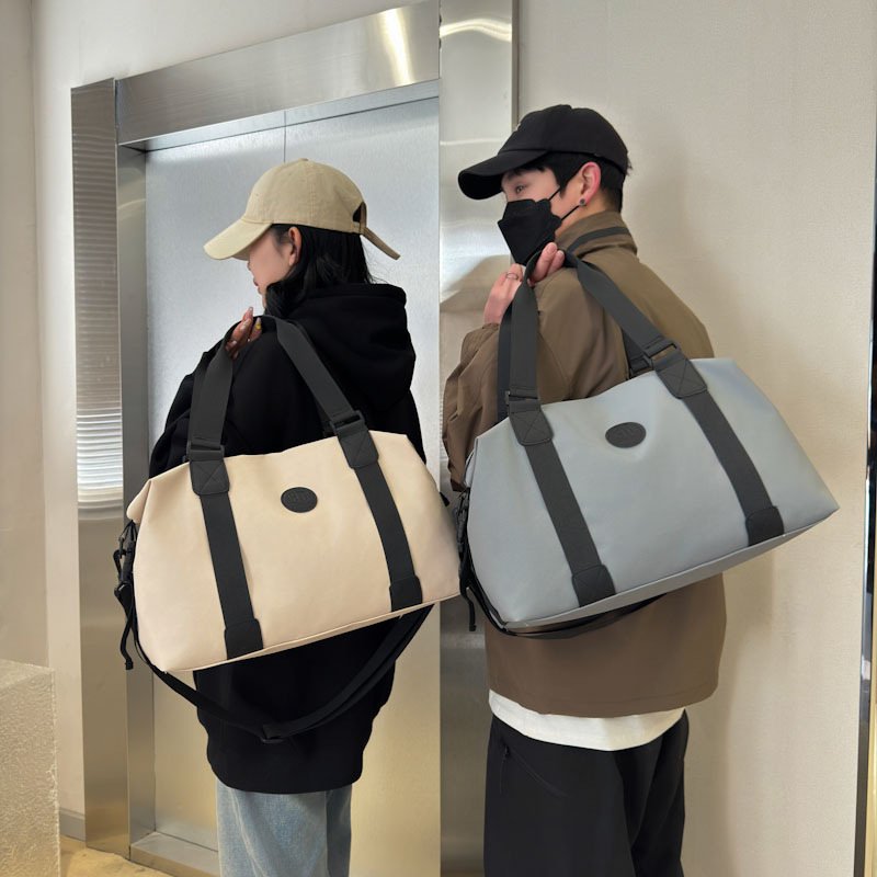 A bag bag of luggage for a yoga gym, a dry, wet and separate swimming bag for a man with one shoulder slash
