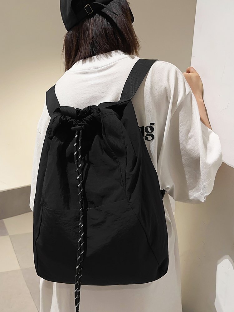 Slinging a pair of shoulders to climb up the mountain, and a hand-held slop bag to travel with a large amount of school bags for boys