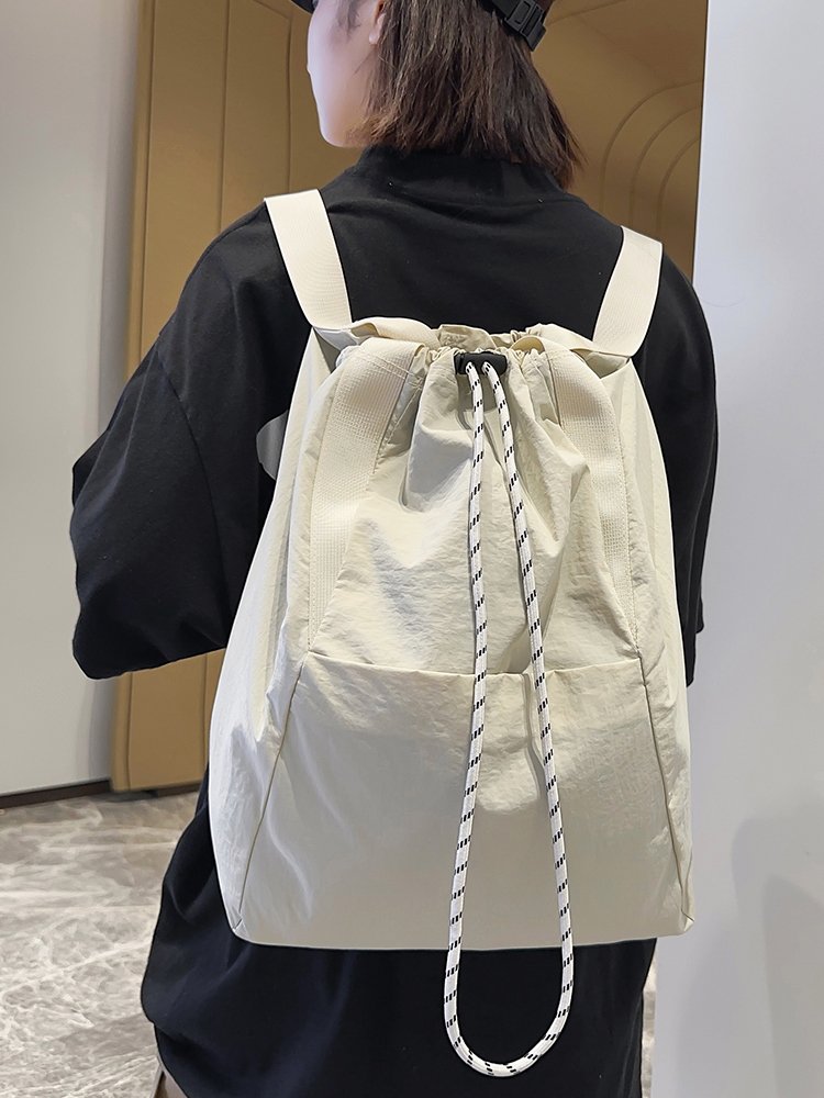 Slinging a pair of shoulders to climb up the mountain, and a hand-held slop bag to travel with a large amount of school bags for boys