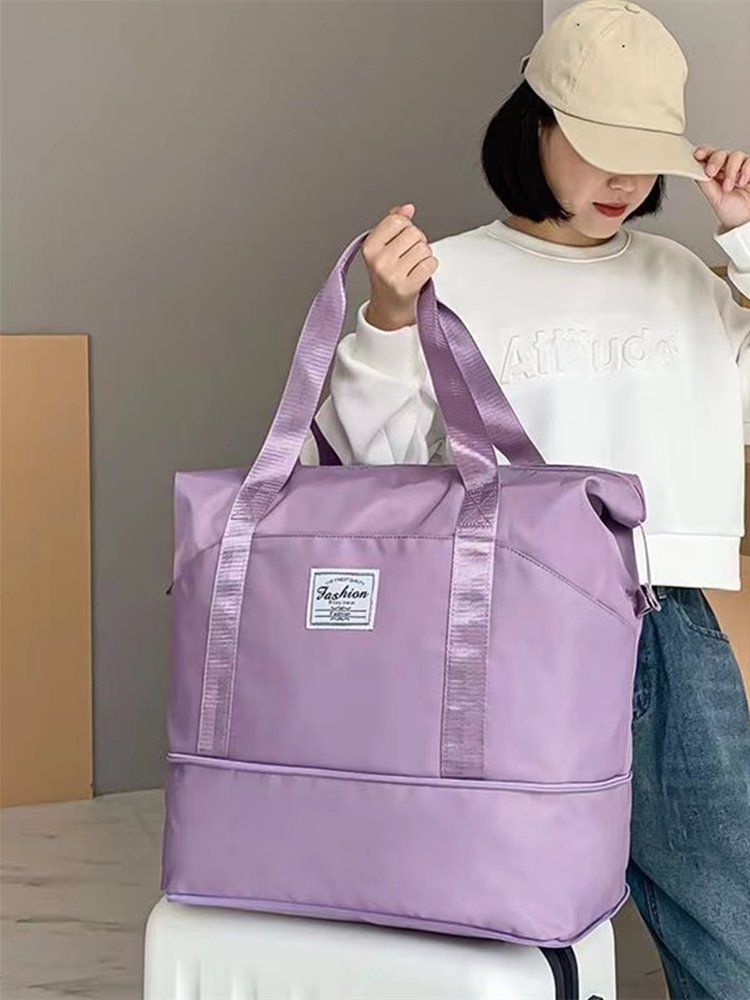 A woman with a large capacity on a short trip folds a hand-held multi-purpose gym bag into the hospital to deliver the bag