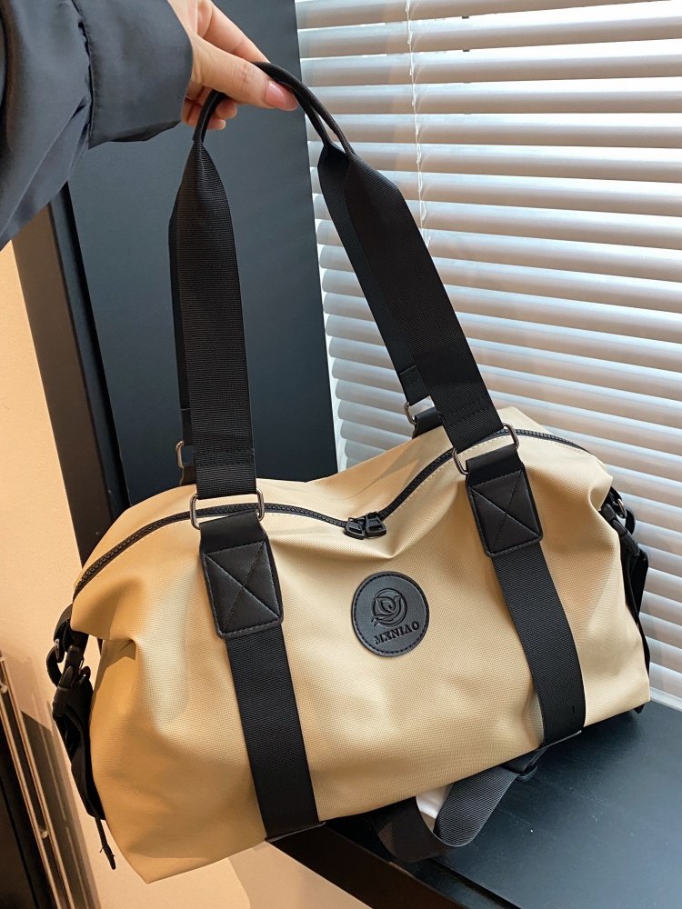 Short-distance travel bag for a man with a large capacity for water-resistant tourism and a single-shoulder lift kit for a woman