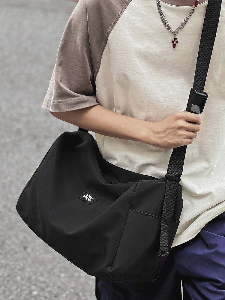 The red one-shoulder bag for the hipster
