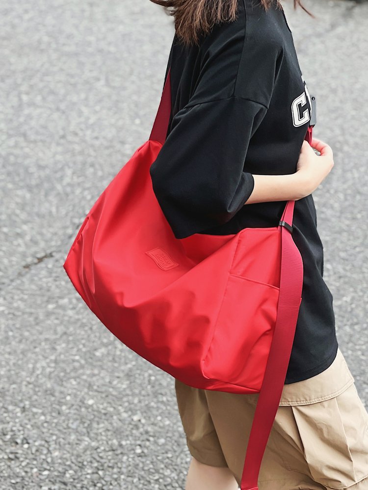 The red one-shoulder bag for the hipster