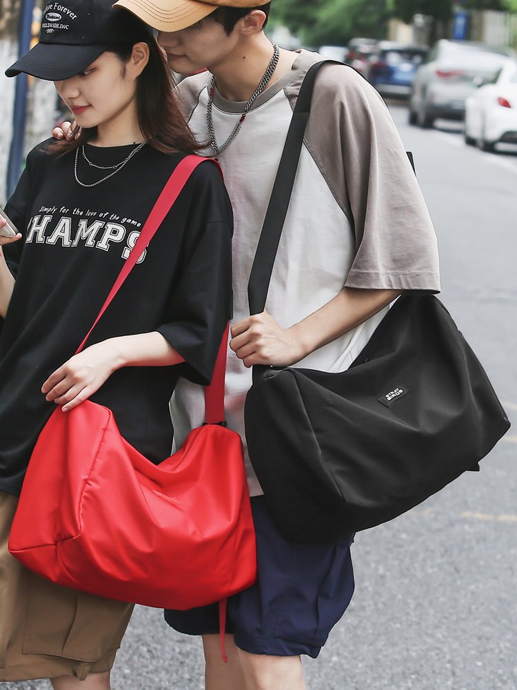The red one-shoulder bag for the hipster