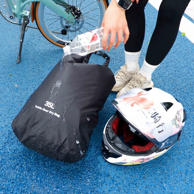 Dried and wet-separated bags of clothing and wet-proof clothes outside the house
