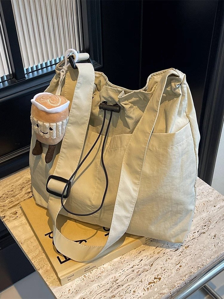 ♪ A big, big, big, fat chartot bag ♪