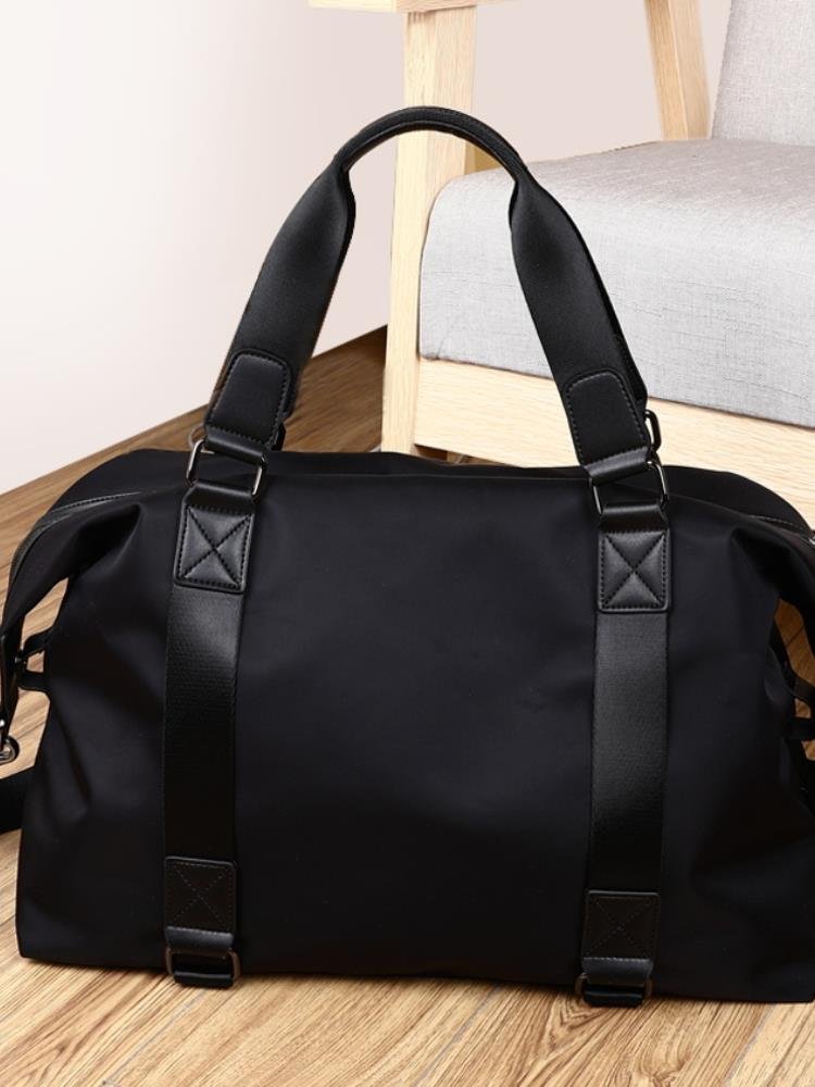 "Step-tide travel bag for a man with a large capacity for waterproof travel."
