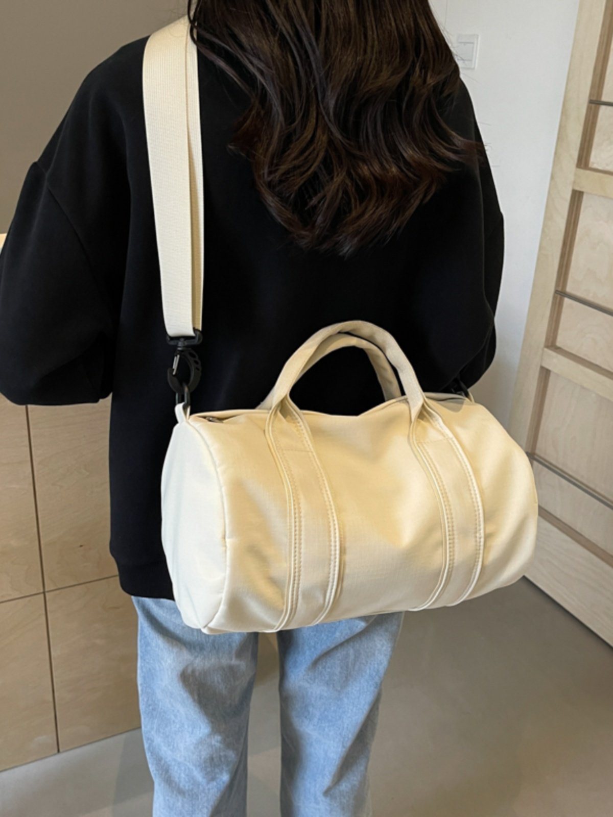 Waterproof sports bag for a girl with a large capacity to travel to Yoga 2024 new hand-held cylindrical pack