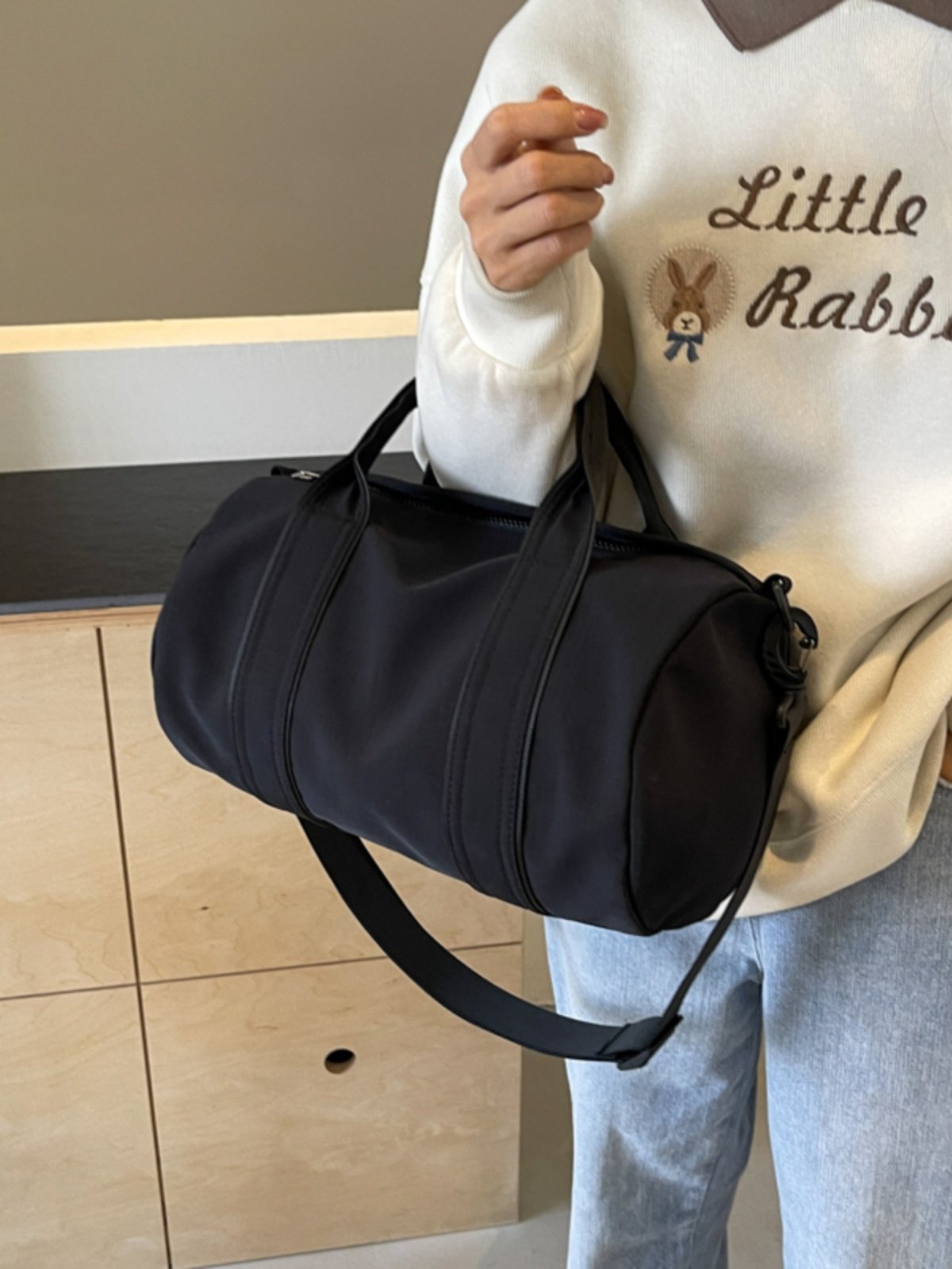 Waterproof sports bag for a girl with a large capacity to travel to Yoga 2024 new hand-held cylindrical pack