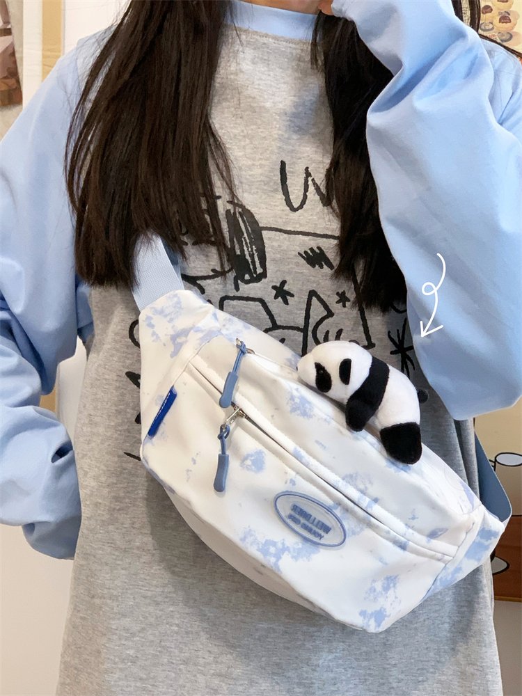 A light tarpaulin graft, a small pack of people's waists, about 100 packs of women's sports dumplings, a single shoulder bag for waterproofing