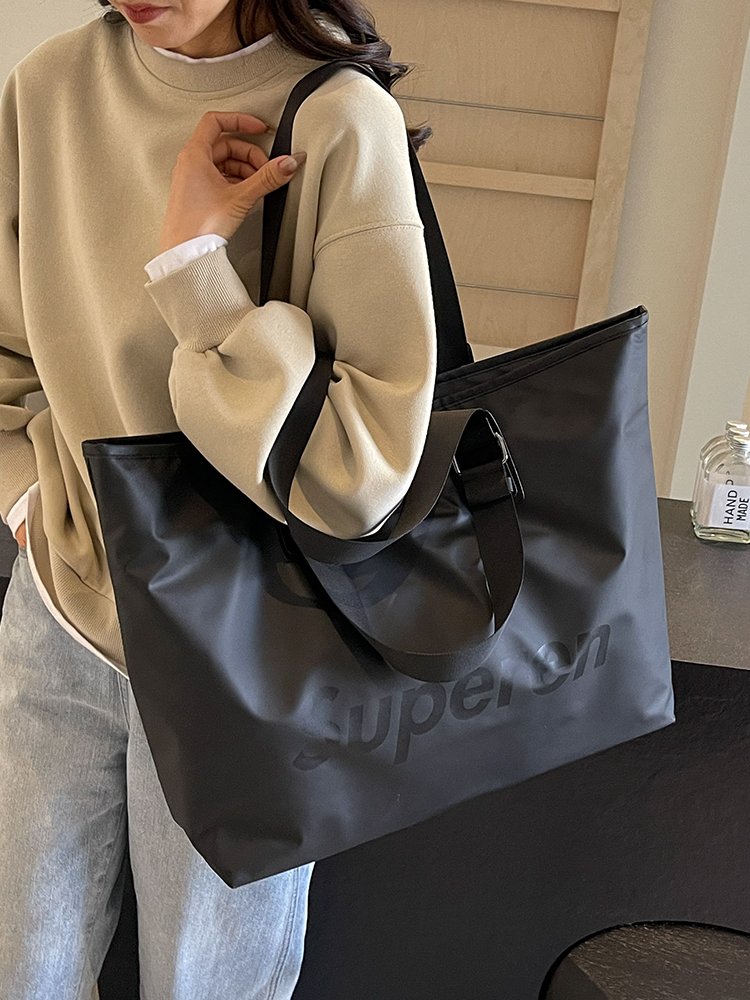 Short-distance handbags for female handbags with a large capacity to travel light and waterproof single shoulder sports and fitness kits