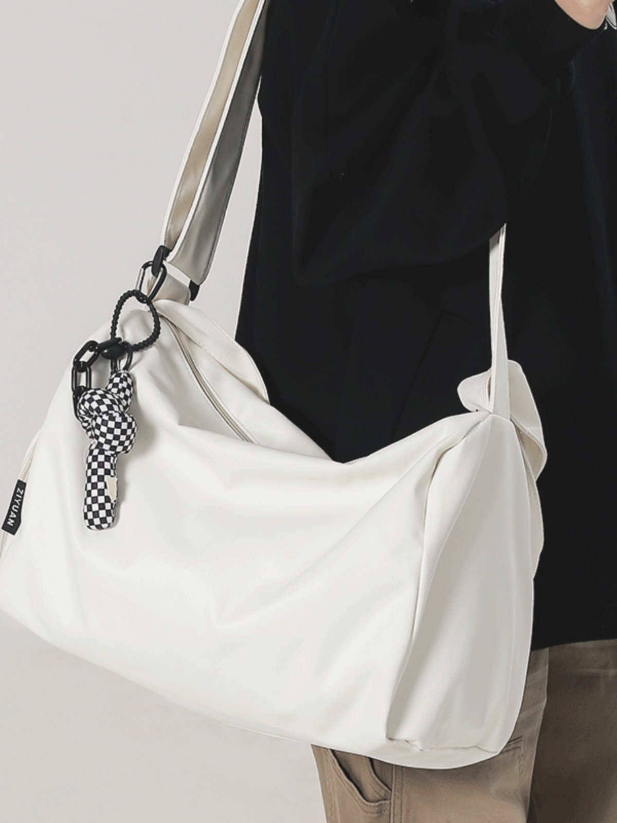 A light-disturbing, high-capacity travel bag for girls with a slant-and-slip bag for yoga and water-proof backpacks