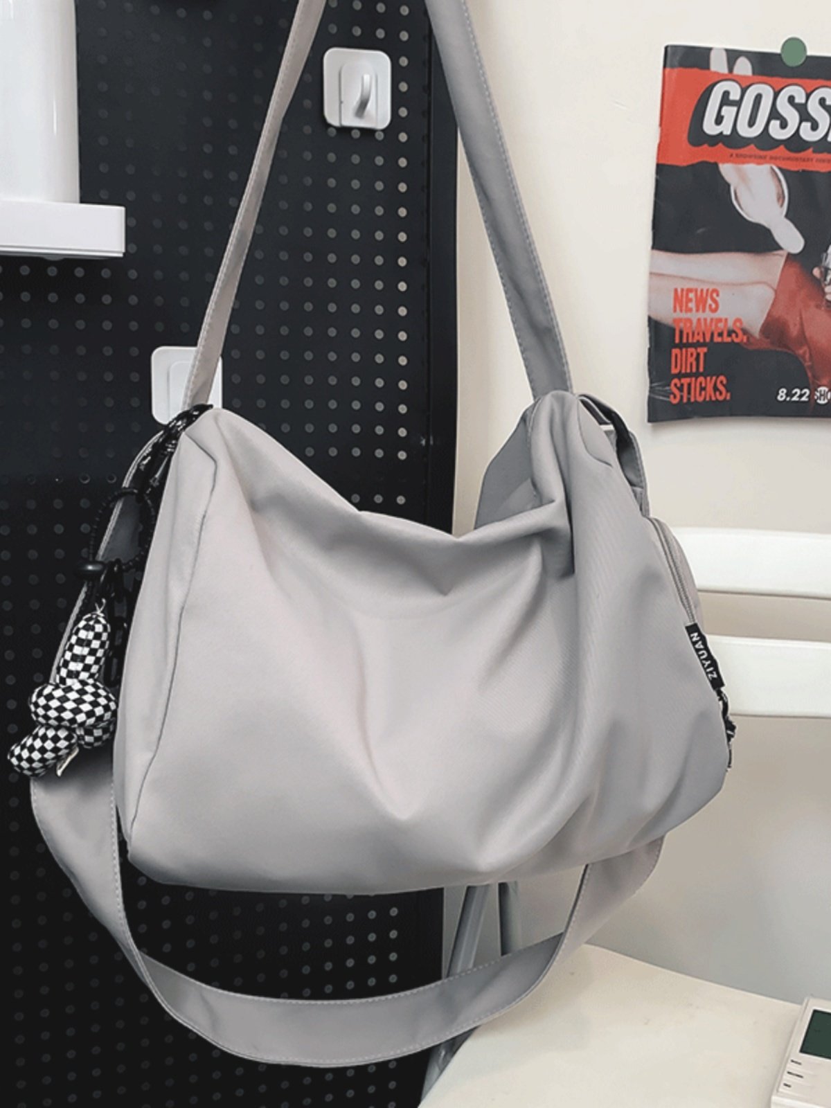 A light-disturbing, high-capacity travel bag for girls with a slant-and-slip bag for yoga and water-proof backpacks