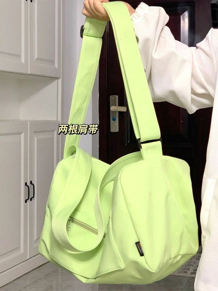 Slipped across the sports yoga bag and light-smoking little gym bag, dry and wet, waterproof short trip bag