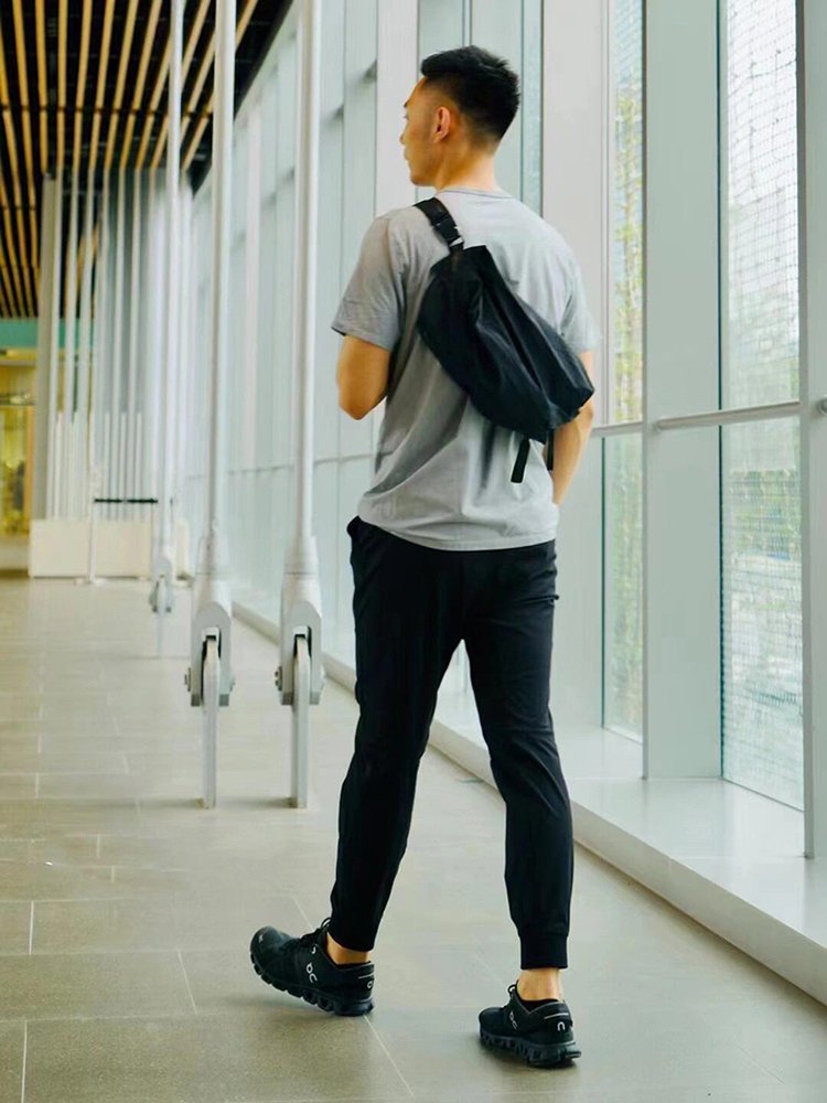 lulu's new double-shoulder Fast Track 2.0 sports riding a one-shoulder slashed gym yoga bag
