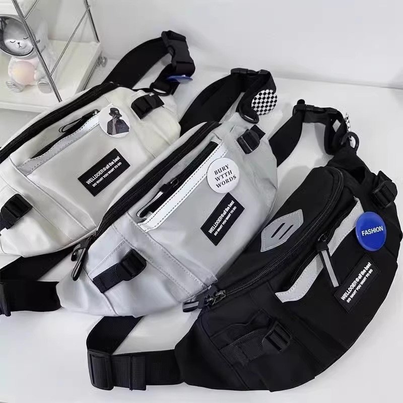 The new student backpack rides a single-shouldered mobile phone with a chest bag