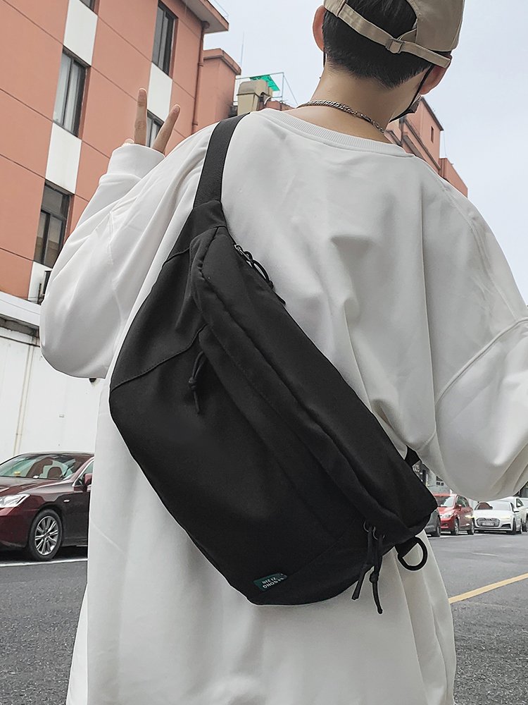 A new 2024 large-capacity pecs bag for a sports girl