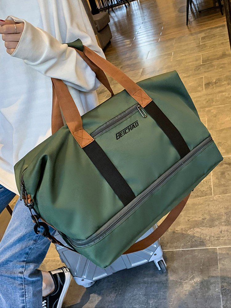 A canvas bag travels for short periods of time with a large hand-held bag of men's gymnasium packs easily with water