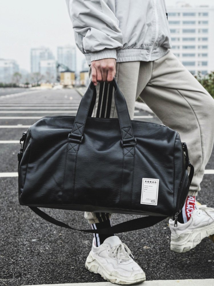A man with a wet and dry separate travel kit can carry a one-porter bag for waterproof fitness training