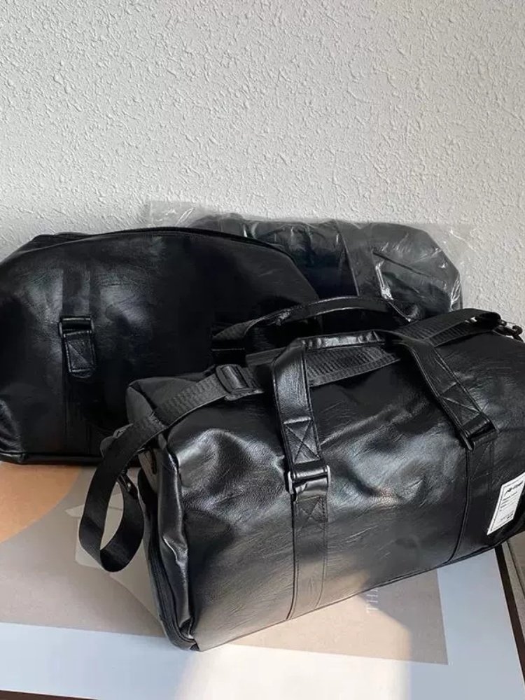 A man with a wet and dry separate travel kit can carry a one-porter bag for waterproof fitness training