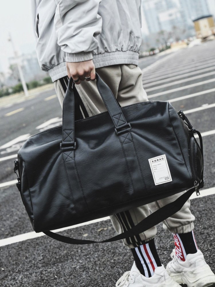 A man with a wet and dry separate travel kit can carry a one-porter bag for waterproof fitness training