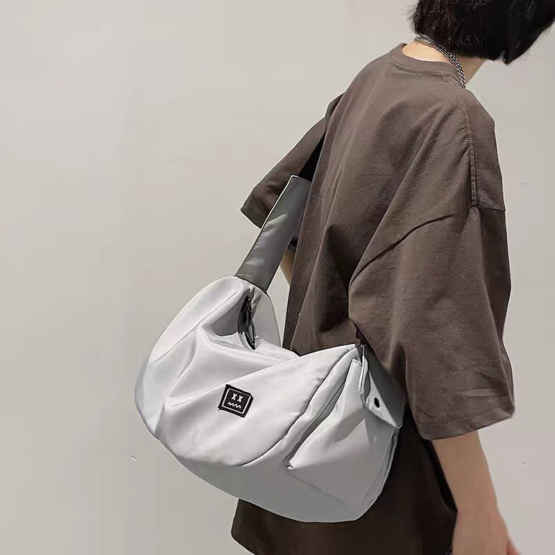Sports and fitness packs for women with a large volume of light luggage and a traveler's bag