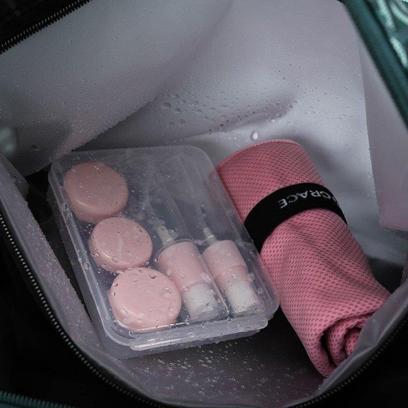 New fashion-size hand-held mommy packs of dry, wet-separated swimming sports, slashy-sweet young people