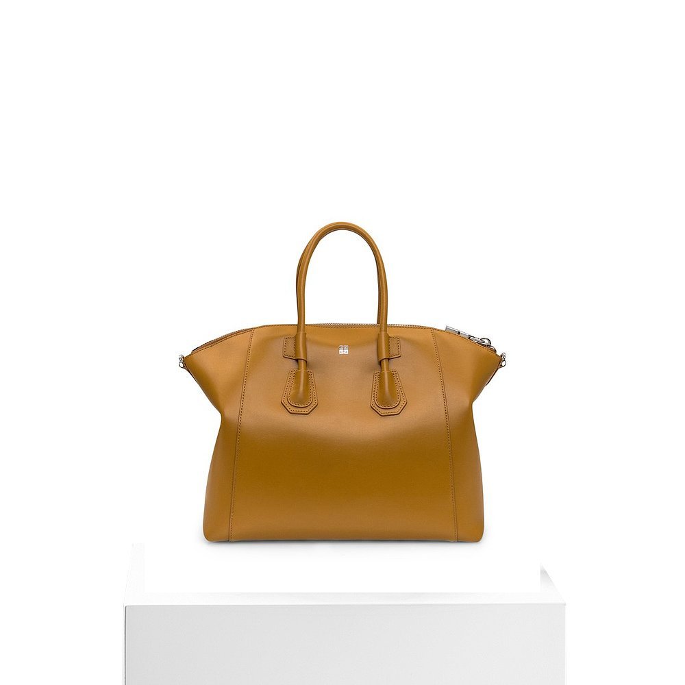 Direct from Hong Kong to Givenchy, Ms. Givanch, No. Antigona Sports Package BBC50MZB1A4