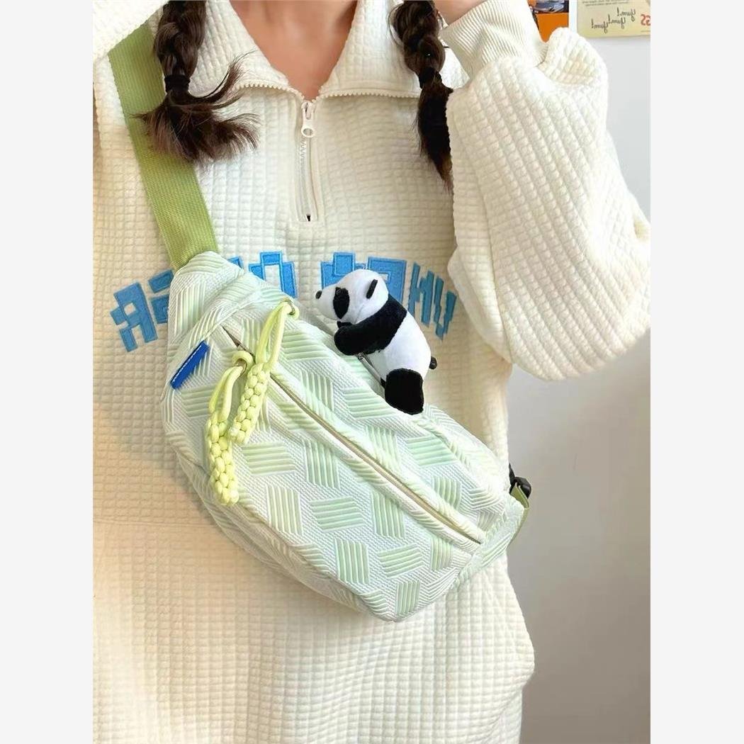 a little qing xinsen with a slant-packed chest pack for the kids