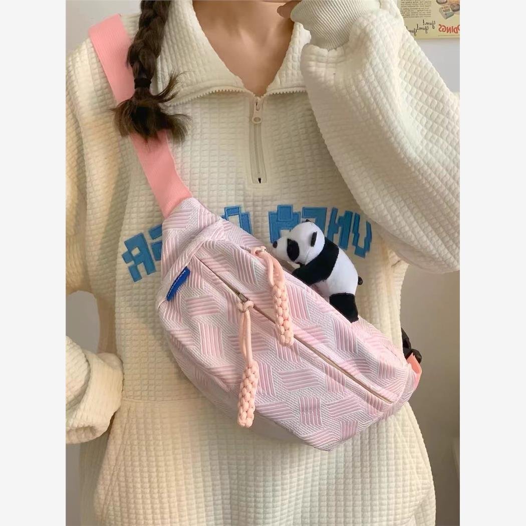 a little qing xinsen with a slant-packed chest pack for the kids