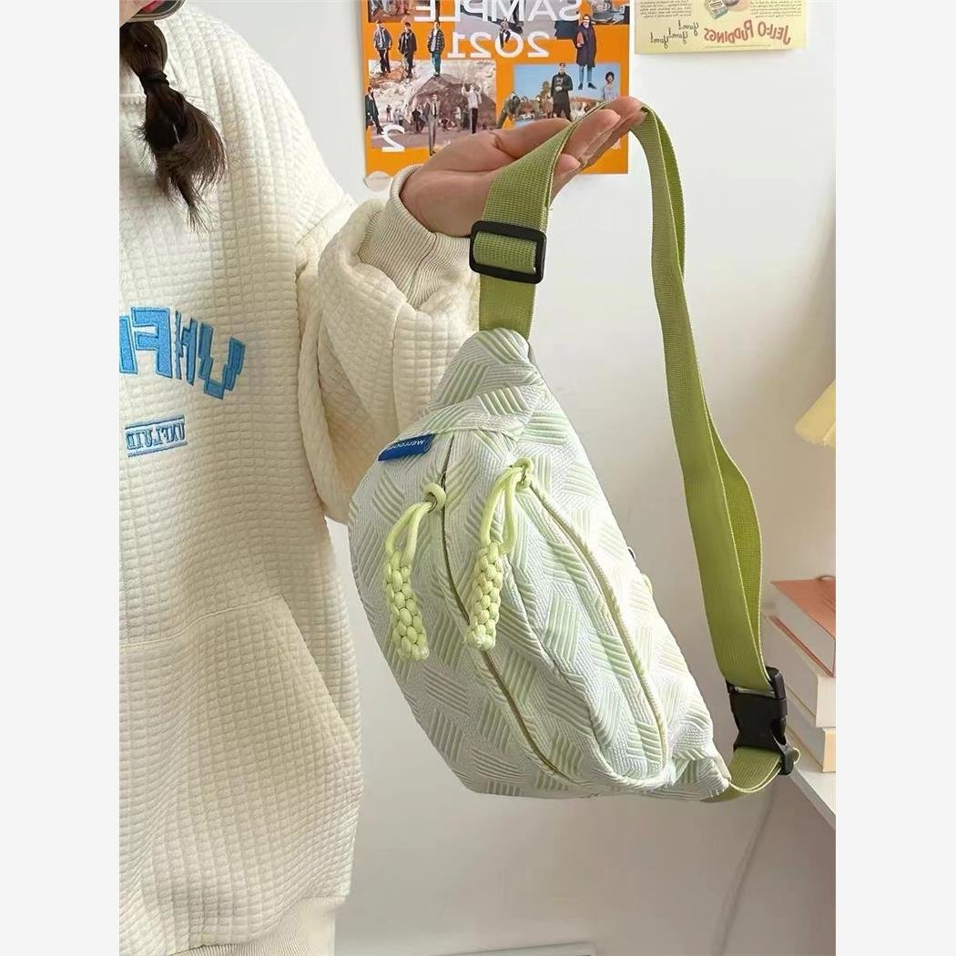 a little qing xinsen with a slant-packed chest pack for the kids