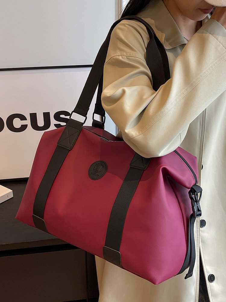 Short-distance bag, light-porting bag, gym bag, large-capacity bag for a man on a trip