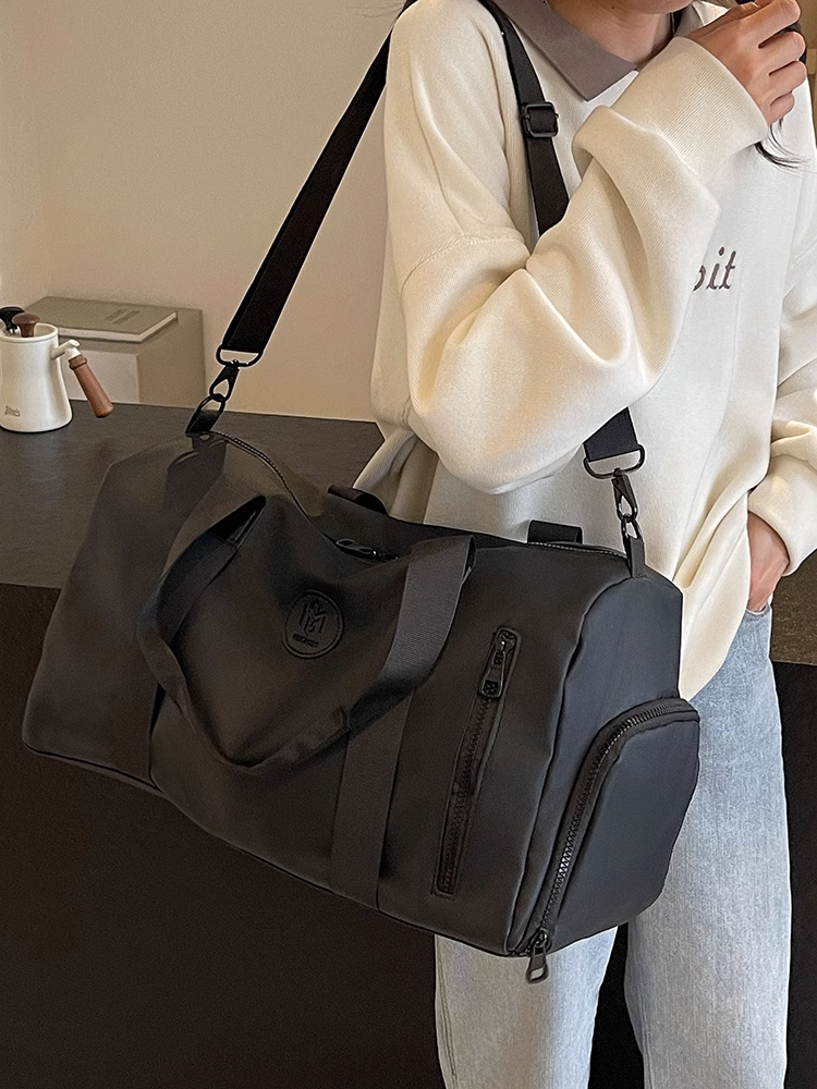 Short-distance bag, light-porting bag, gym bag, large-capacity bag for a man on a trip