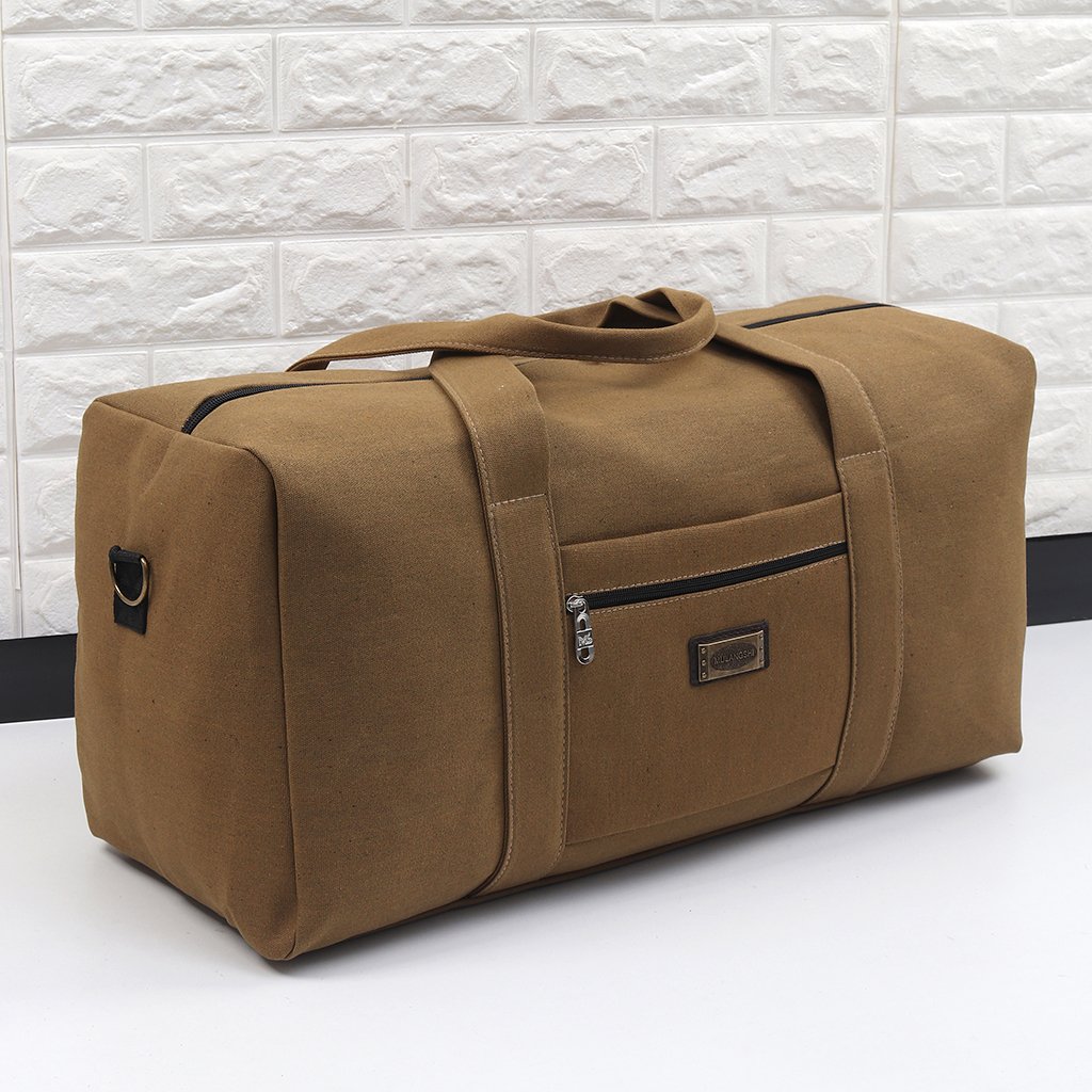 A man with a large capacity of handbags in canvass can fold one-shoulder bags across the outdoor exercise kit