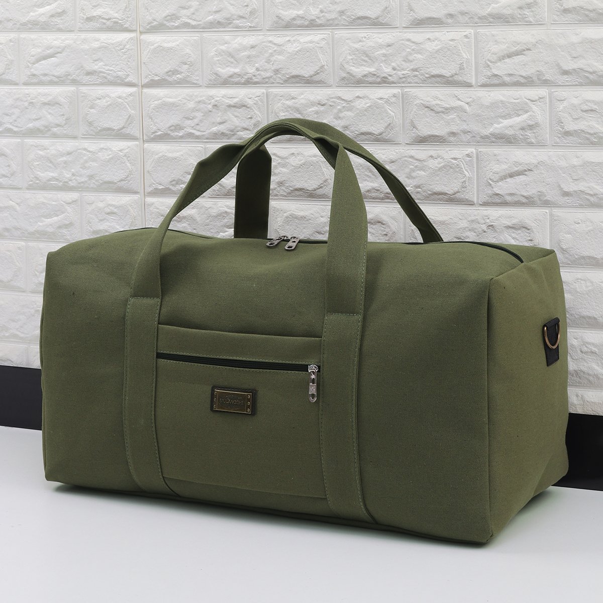 A man with a large capacity of handbags in canvass can fold one-shoulder bags across the outdoor exercise kit