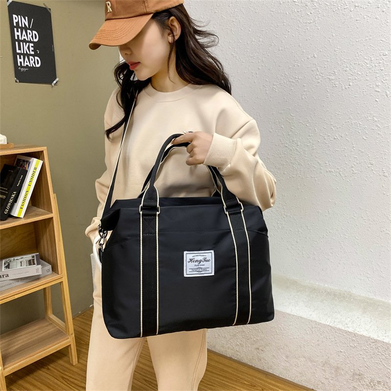 A travel bag for a woman with a new handbag, a Korean one-shoulder-slashed sports bag