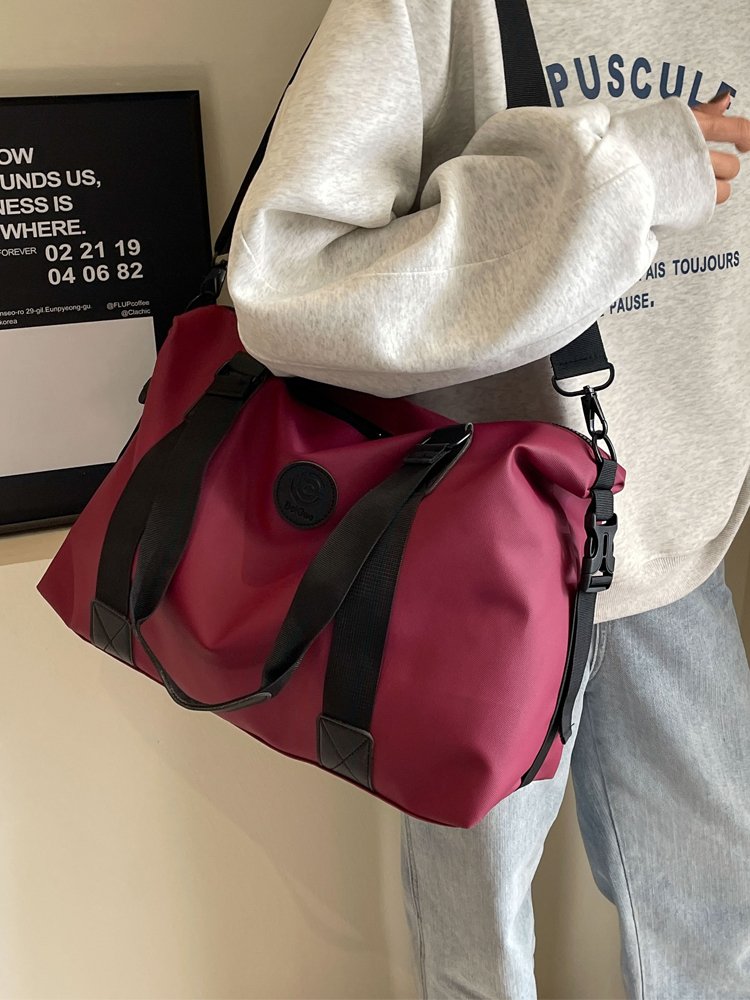 Faucet's family, a large short-distance sports bag, a one-shoulder slash bag, a large-capacity gym bag, a woman's bag