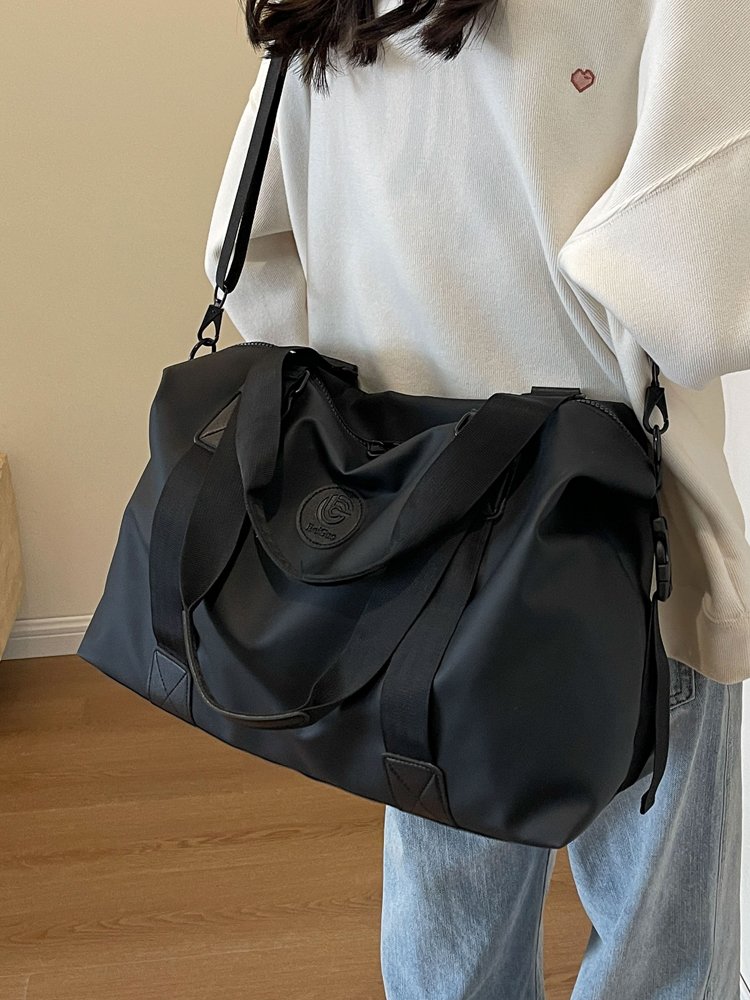 Faucet's family, a large short-distance sports bag, a one-shoulder slash bag, a large-capacity gym bag, a woman's bag