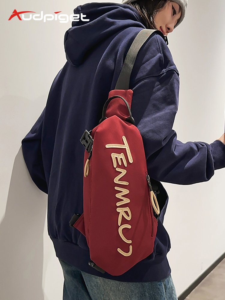 A one-shoulder bag for a traveler's cyclist and cyclist bag on a slant-and-out chest bag