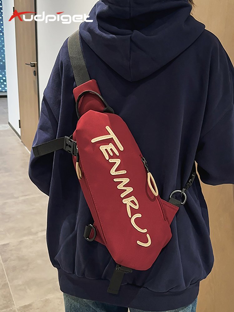 A one-shoulder bag for a traveler's cyclist and cyclist bag on a slant-and-out chest bag