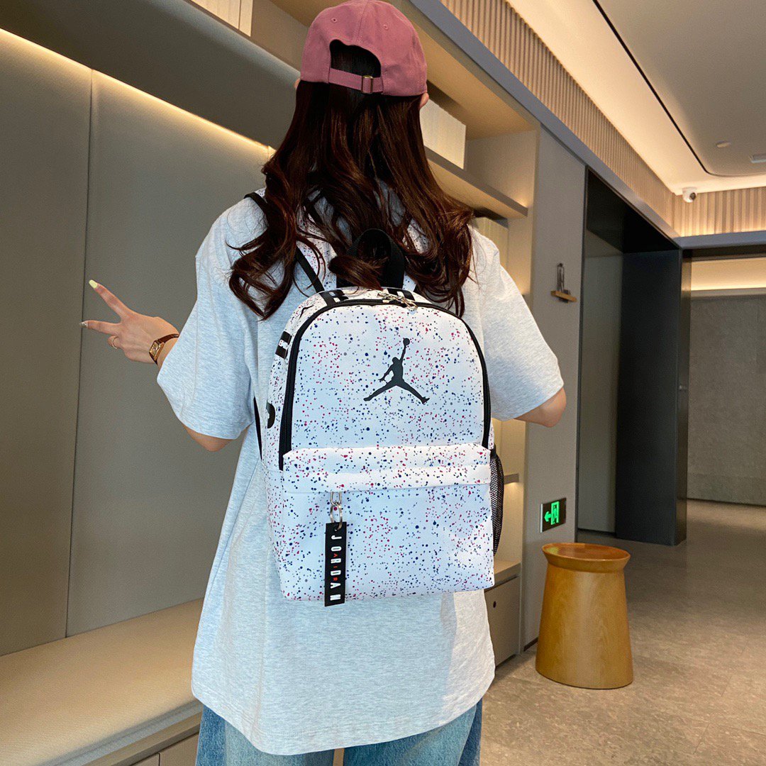 JORDAN'S AJ MEN AND WOMEN CARRY A FULL-SIZE RECREATIONAL BACKPACK FOR OUTDOOR SPORTS STUDENTS