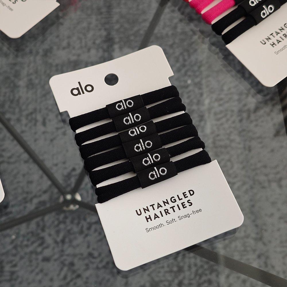 Allo Yoga struts the women's cute hairlines, the yoga chords with ponytails and dopamine