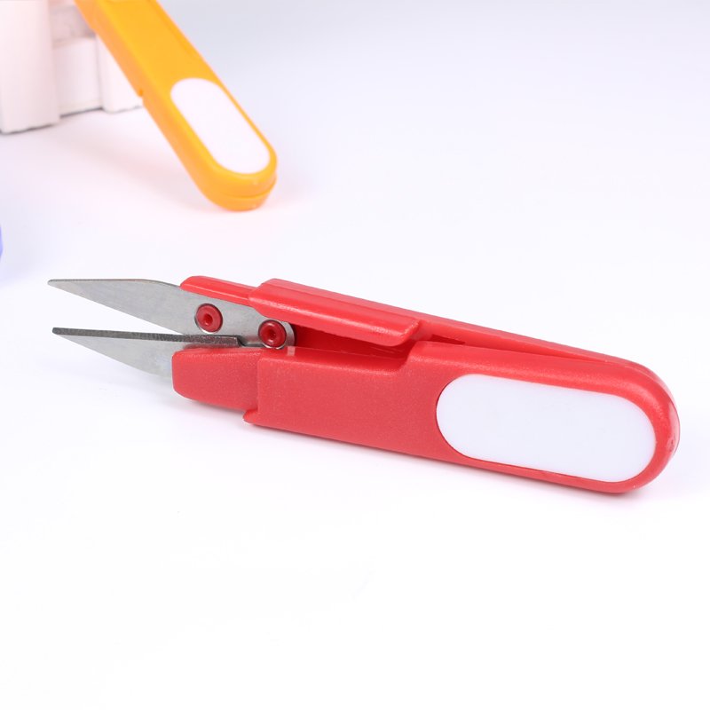 Small accessories for paper-covered fishing gear with a plastic-shell hand squeezing scissors and lead-skin springs