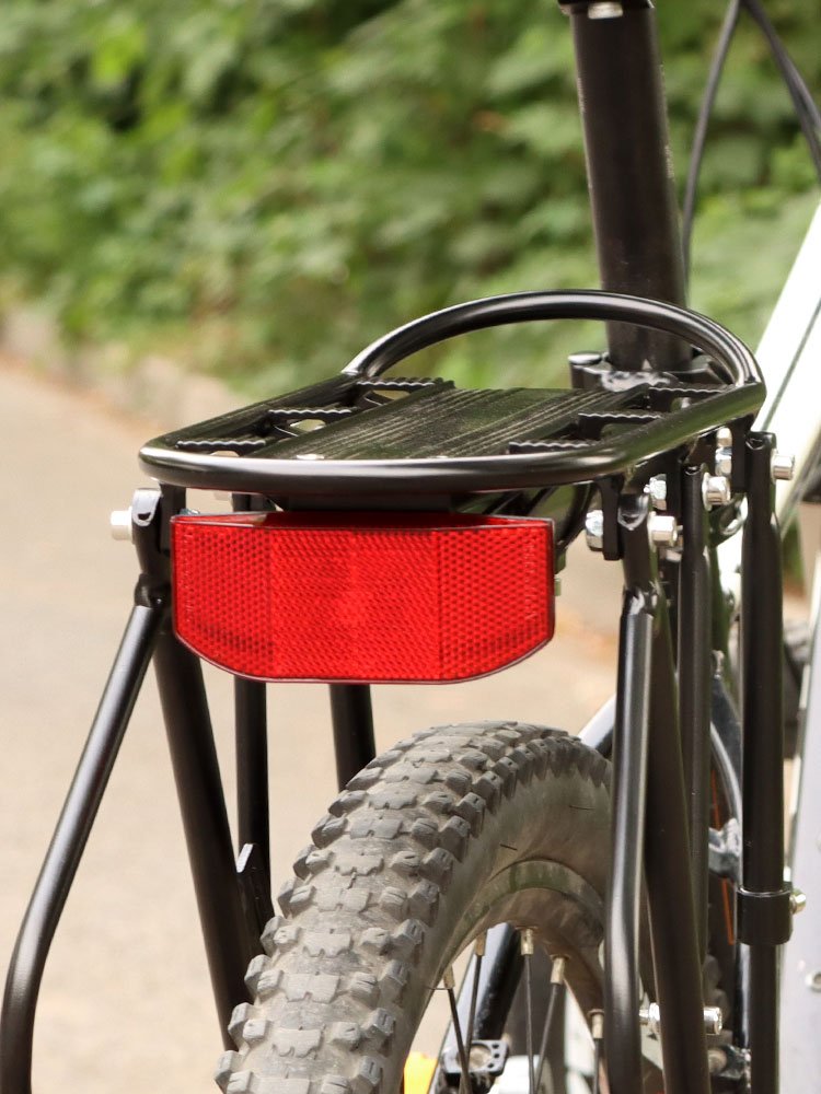 The cyclist-mountain cargo shelf reflector alerts the night-night reflector board and the night-night reflector-tail-light fittings