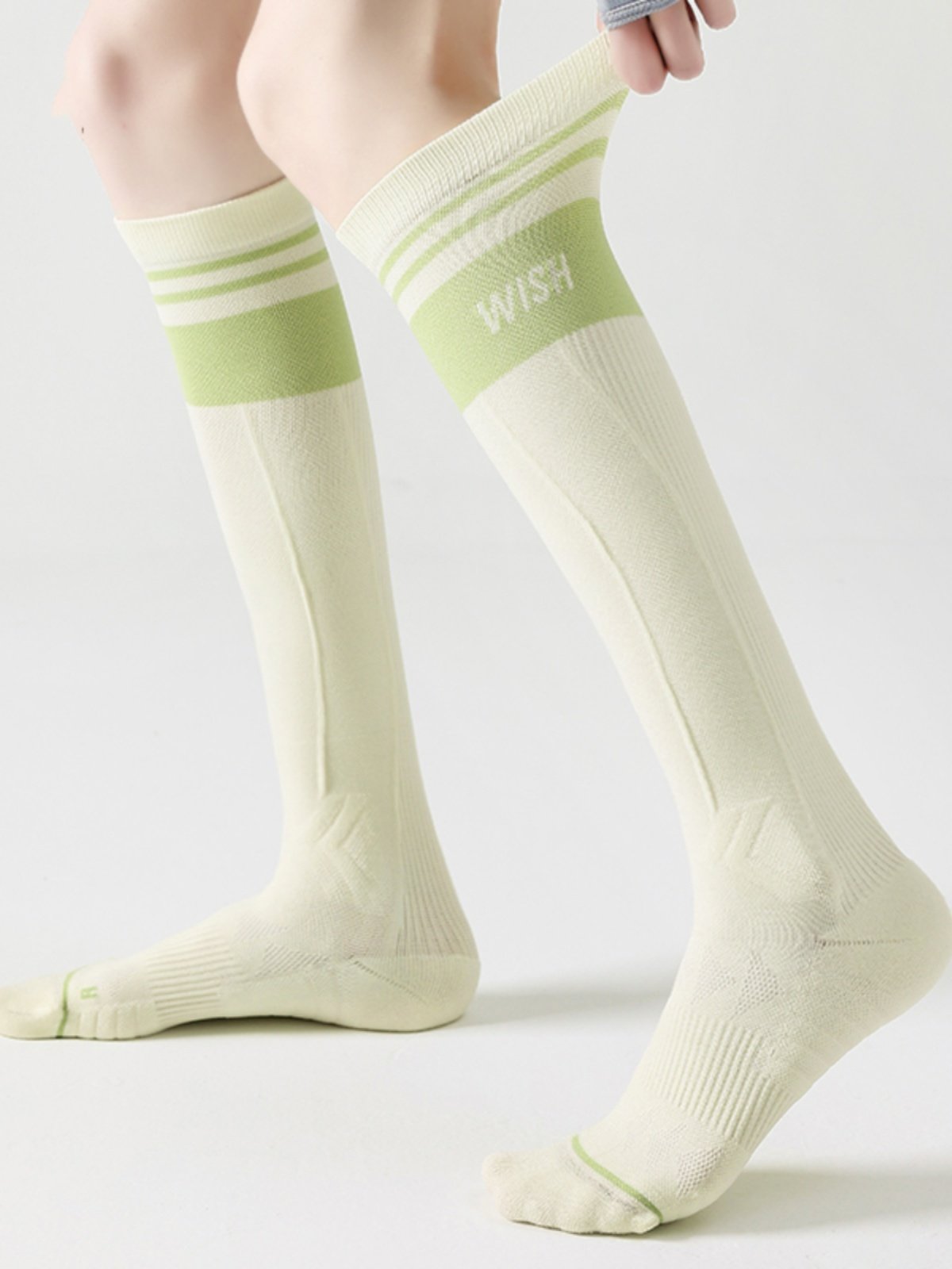 Sports-pressure little leg stockings, Prati's run-and-jump stocking stripes, sock-on-girl